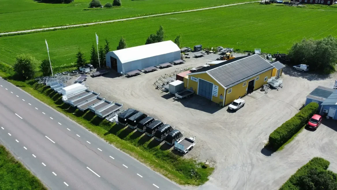 Släpvagn från Werners Bil & Maskin i landsbygdsmiljö